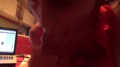 Məktəbli qız evdə heç kim olmadığı halda qardaşının sikini əmir